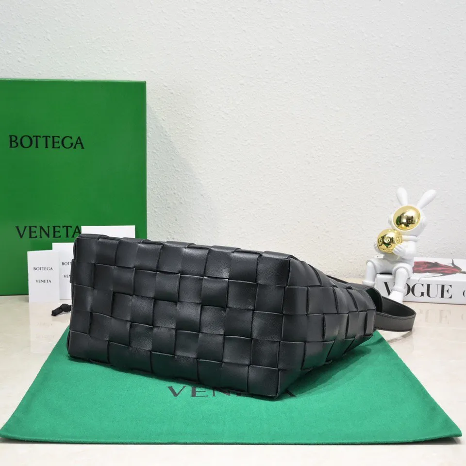 Batch 2600 BottegaVeneta What can be packed in the new bowling bag? Have you got the new bowling bag? Super large capacity ~ The key is low-key, simple and casual style ~ the fashion sense is not reduced at all. It combines BV's classic woven elements and can also be used for computers. The length of the shoulder straps can be adjusted. It is suitable for tall girls to carry. Boys also have a sunny back☀️ Style number: 7466# Size: 28*21*16